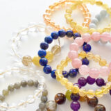 Jakie kamienie warto nosić w formie bransoletki?