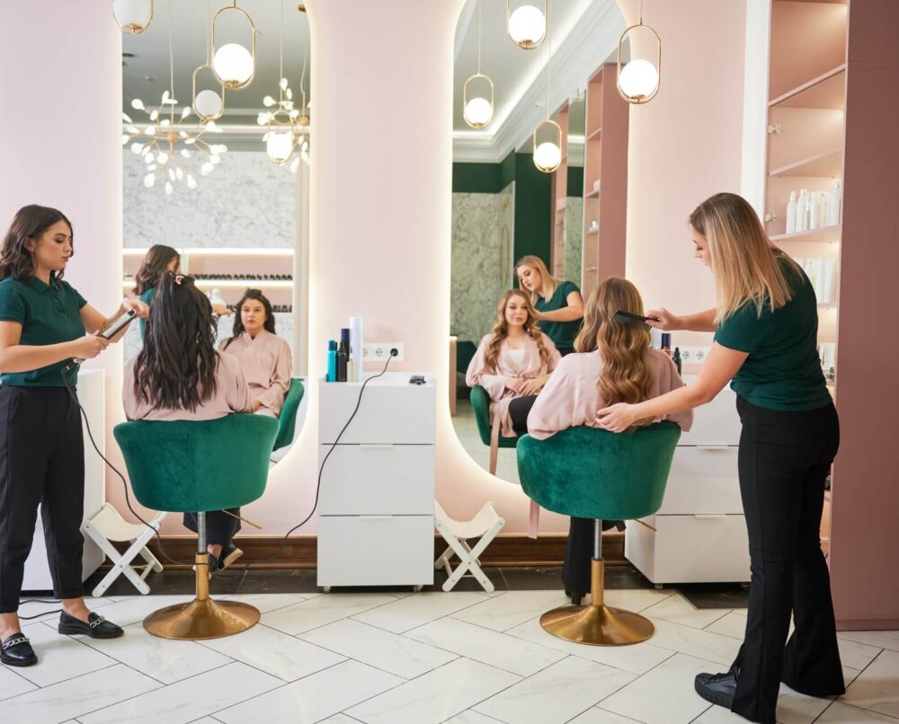 nowoczesny mały salon fryzjerski z dwoma fryzjerkami