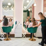 nowoczesny mały salon fryzjerski z dwoma fryzjerkami