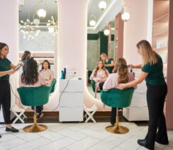 nowoczesny mały salon fryzjerski z dwoma fryzjerkami