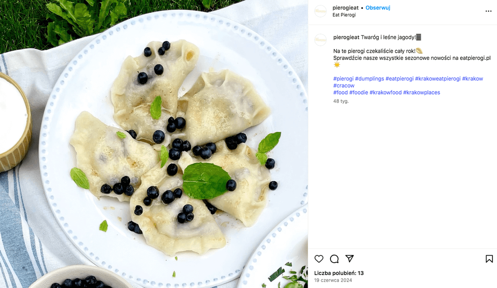 Najlepsze pierogi w Krakowie - pierogi jagodowe z twarożkiem na talerzu Najlepsze pierogi w Krakowie - propozycja podania pierogów z jagodami