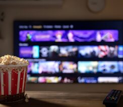Filmy o Krakowie - telewizor i popcorn