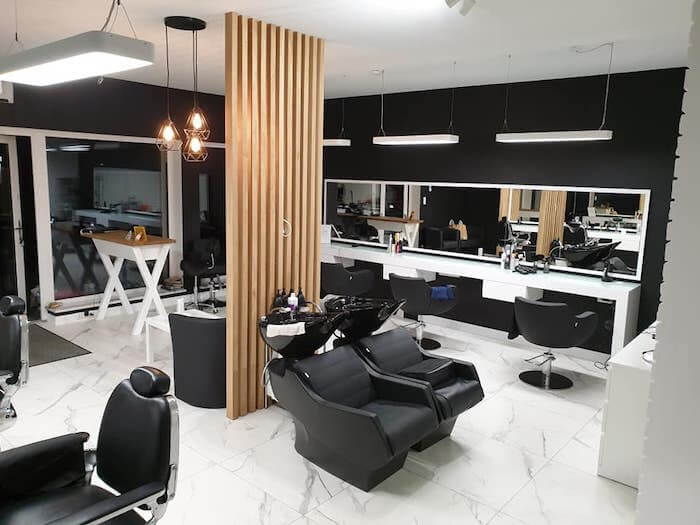 Loftowy salon fryzjerski z lamelami Salon fryzjerski – inspiracje w stylu industrialnym i loftowym