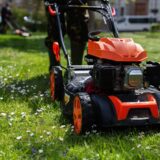 Jaka kosiarka spalinowa najlepsza? Parametry i polecane modele