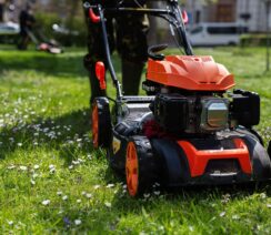 Jaka kosiarka spalinowa najlepsza? Parametry i polecane modele