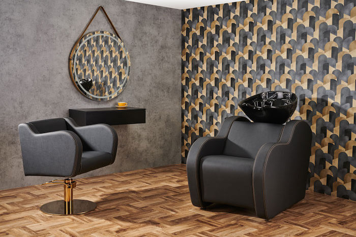 Salon fryzjerski – inspiracje z klasycznymi meblami Holly Ayala Aranżacja salonu fryzjerskiego bazująca na meblach Holly i ciemnych kolorach