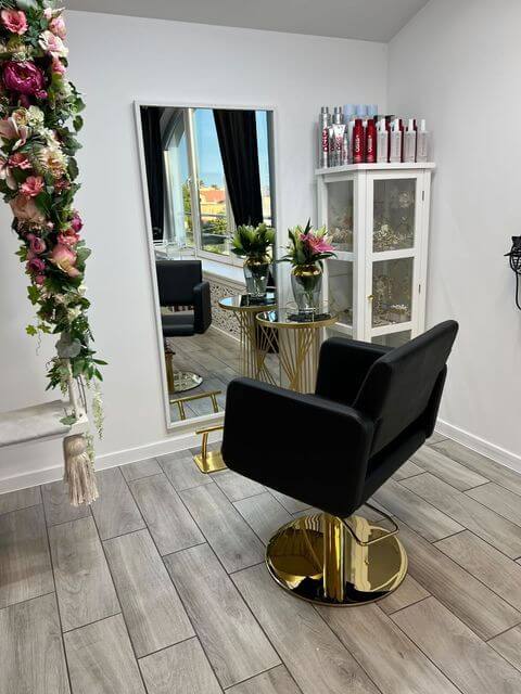 Salon fryzjerski – inspiracje na klasyczny, prosty wystrój Salon fryzjerski z kwiatową huśtawką