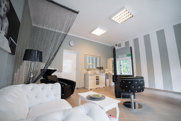 Salon fryzjerski glamour z motywem Marilyn Monroe Salon fryzjerski – inspiracje w stylu glamour