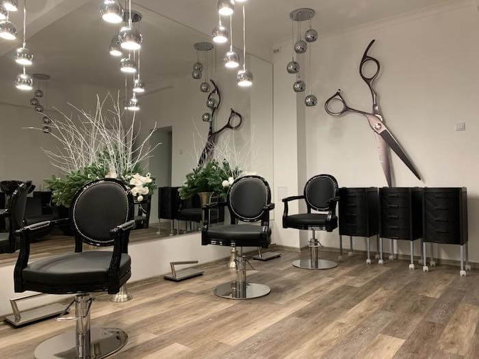 Salon fryzjerski – inspiracje na wnętrze nawiązujące do fryzjerstwa Nowoczesny salon fryzjerski z dekoracją w formie nożyczek