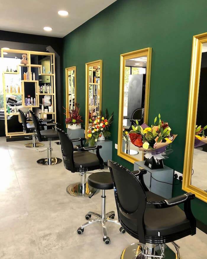 Salon fryzjerski – inspiracje z zielenią i złotem Zielono-złoty, elegancki salon fryzjerski