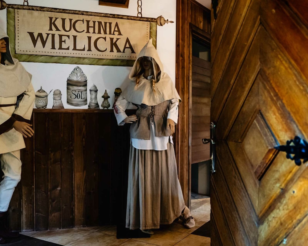 Karczma Halit - prezentacja dawnych strojów historyczne stroje górników - dekoracja w Karczmie Halit
