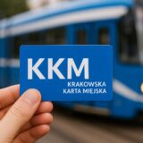 krakowska karta miejska trzymana w ręce na tle tramwaju