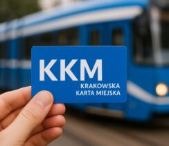 krakowska karta miejska trzymana w ręce na tle tramwaju