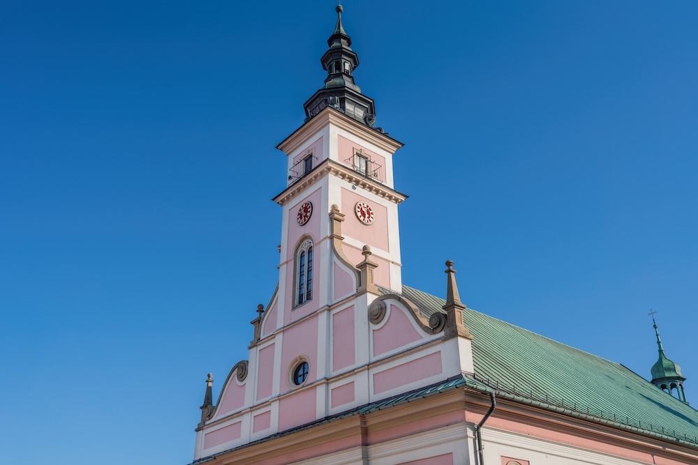 Wieliczka - zwiedzanie kościoła z różową elewacją i zielonym dachem Wieliczka - zwiedzanie kościoła Klemensa przy rynku
