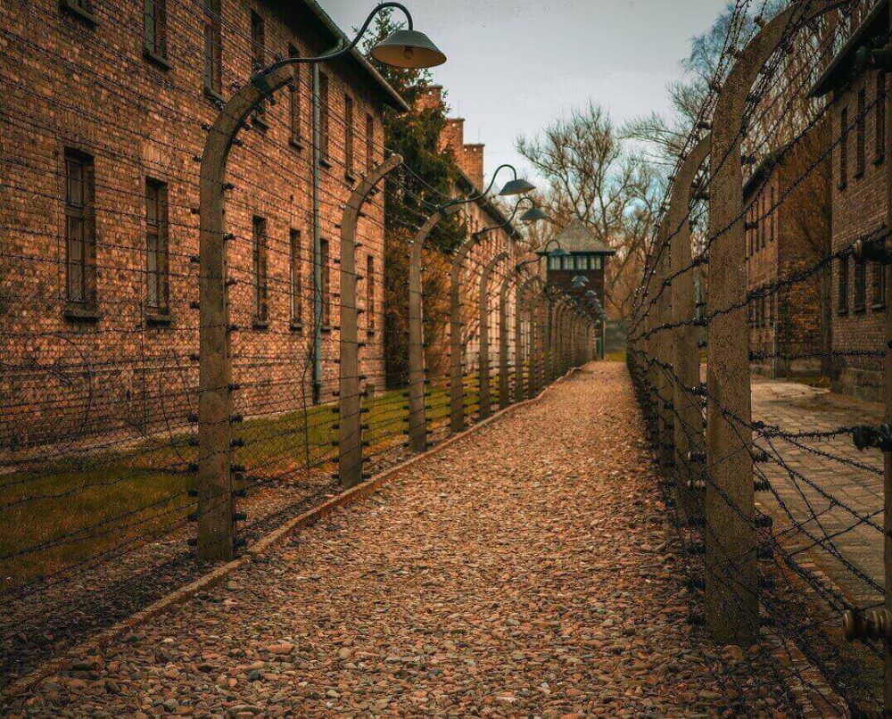 Zwiedzanie Auschwitz Birkenau z widokiem na baraki więzienne