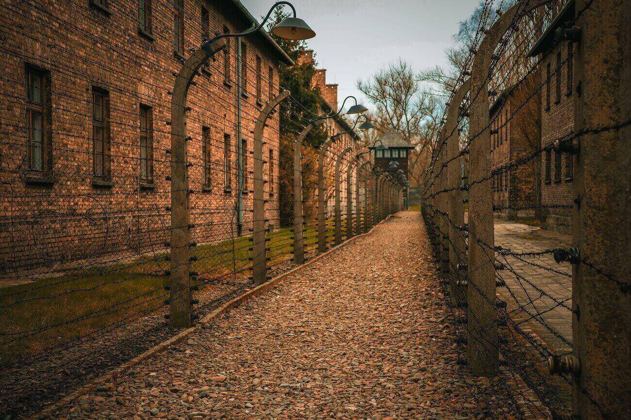 Zwiedzanie Auschwitz Birkenau z widokiem na baraki więzienne