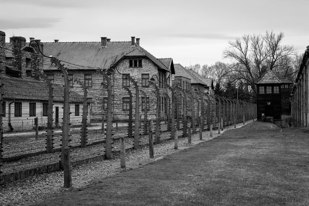 Zwiedzanie Auschwitz i więziennych baraków Zwiedzanie Auschwitz, miejsca pamięci ofiar Holocaustu