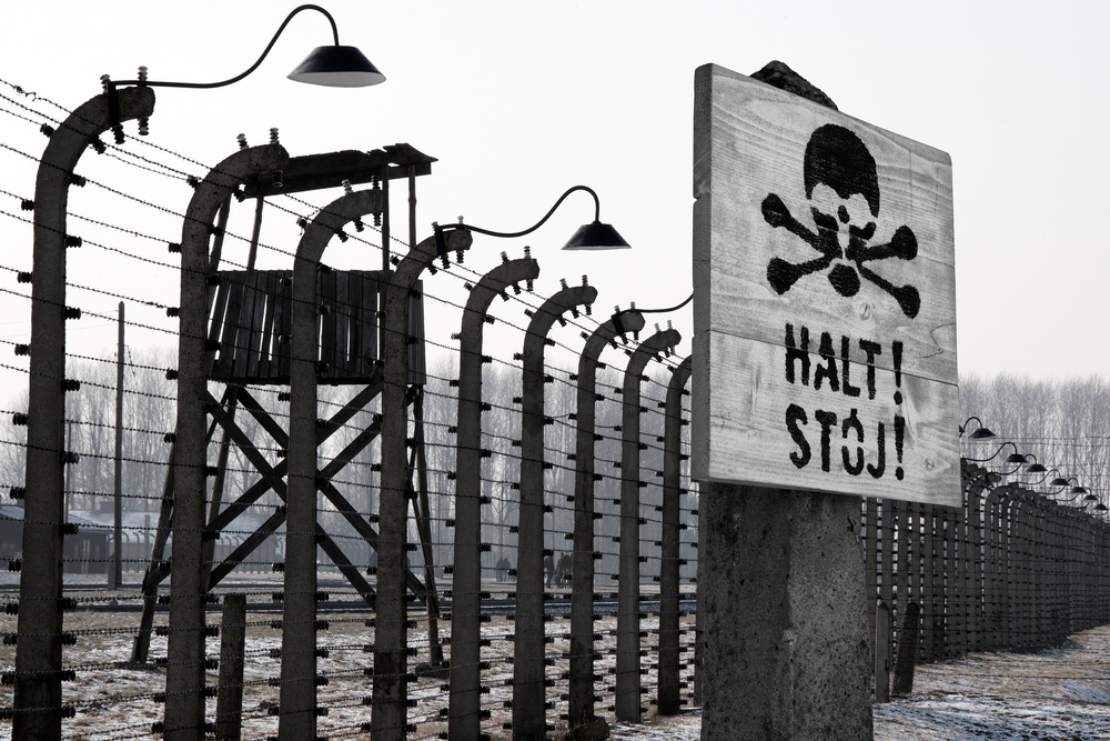 Zwiedzanie Auschwitz - wieża strażnicza Zwiedzanie Auschwitz - napis po niemiecku