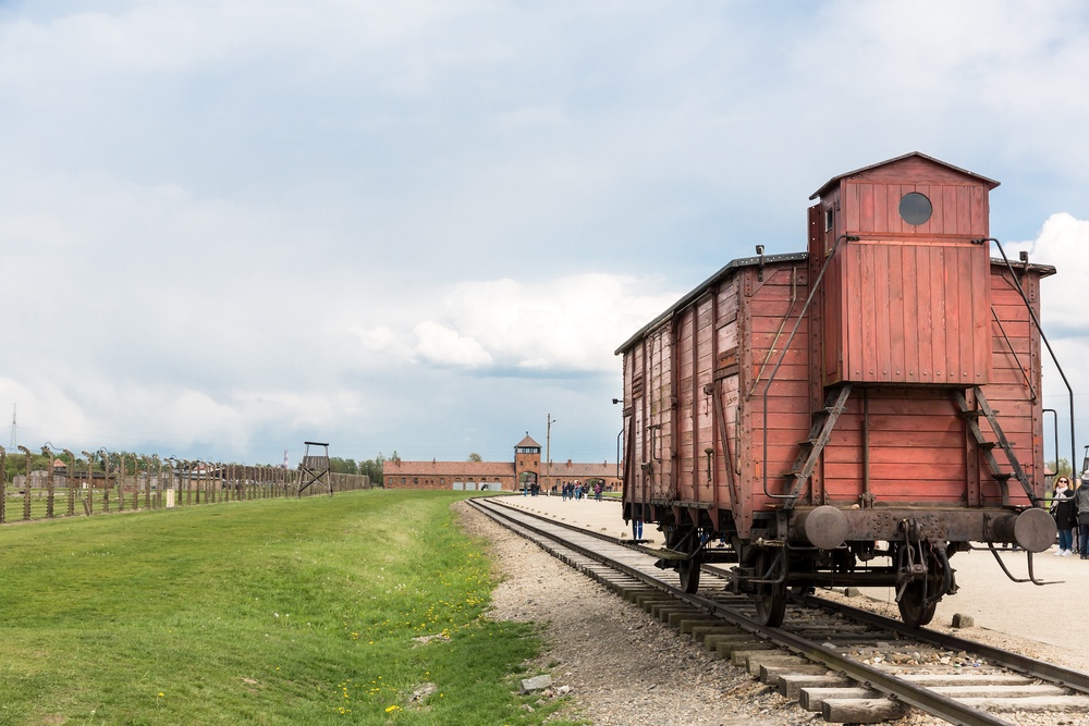 Zwiedzanie Auschwitz i bramy głównej Zwiedzanie Auschwitz i wagonu bydlęcego, który przywoził więźniów