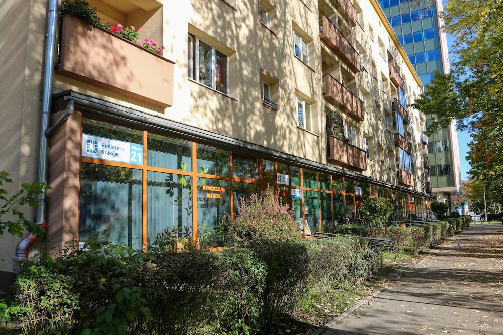 biblioteki Kraków - filia 21 na parterze bloku mieszkalnego biblioteki Kraków - budynek filii 21
