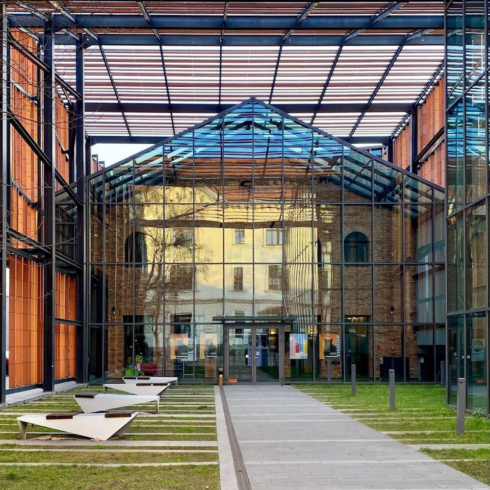 biblioteki Kraków - szklana ściana budynku biblioteki Kraków - filia ze szklanym gmachem