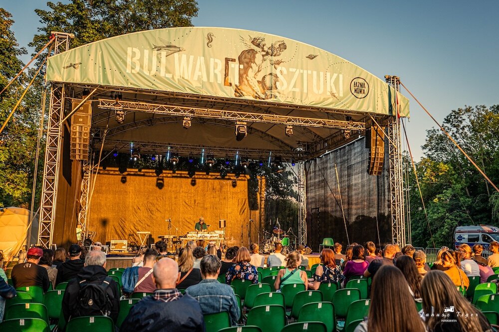 widzowie przed sceną plenerową Bulwartu sztuki scena plenerowa festiwalu Bulwart sztuki