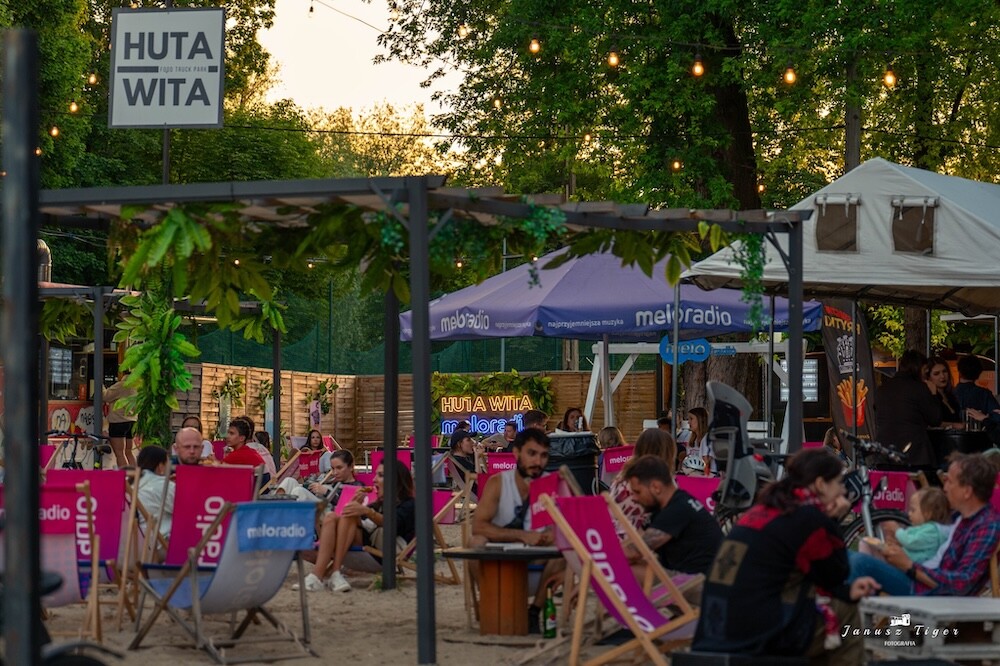 Huta Wita - miejsce do spotkań i jedzenia strefa bistro Huta Wita z food truckami