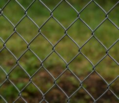 Jak naciągnąć siatkę ogrodzeniową? Wskazówki