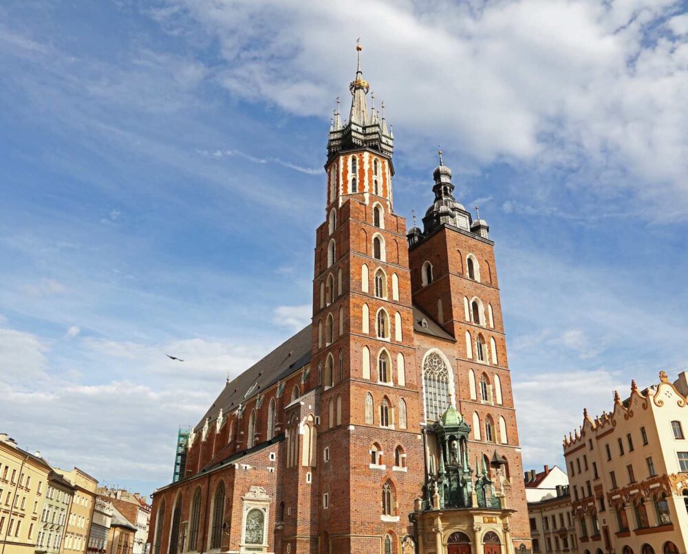 Kościół Mariacki między kamienicami na rynku