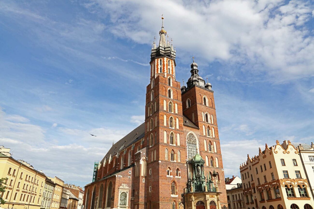 Kościół Mariacki między kamienicami na rynku