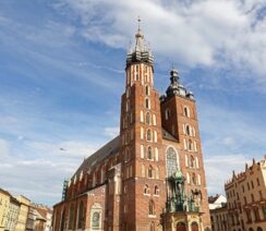 Kościół Mariacki między kamienicami na rynku