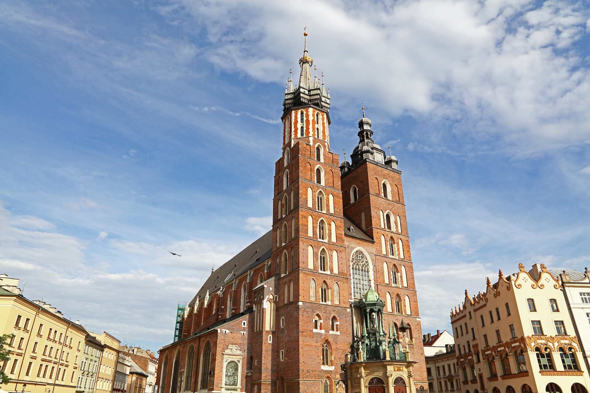Kościół Mariacki między kamienicami na rynku