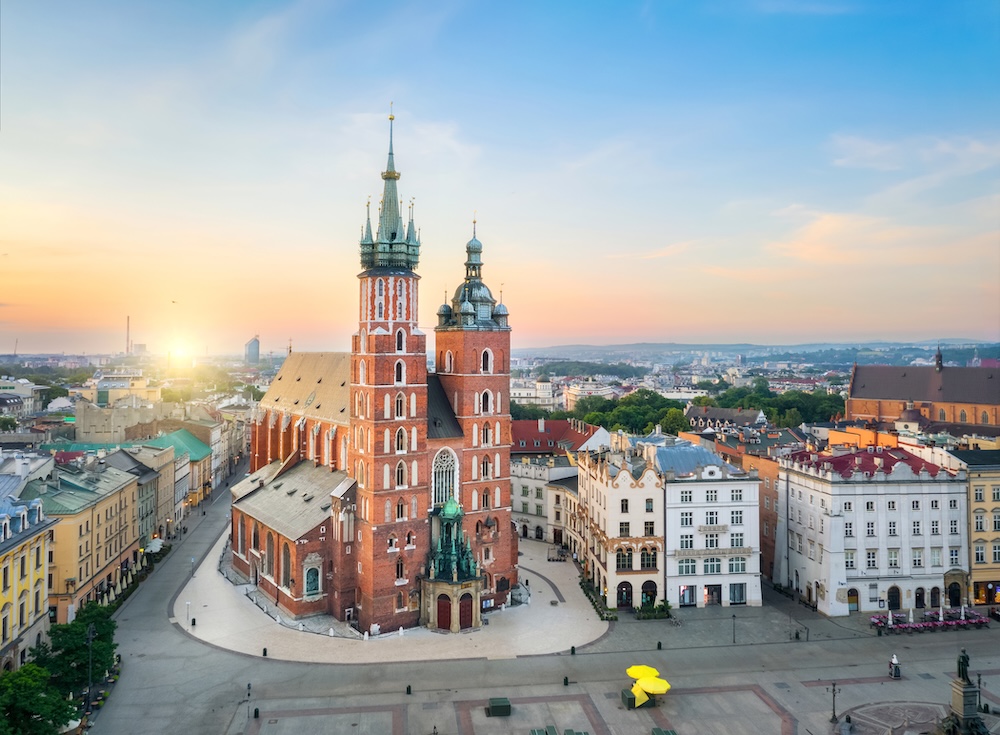 Kościół Mariacki na tle kamienic w Krakowie 