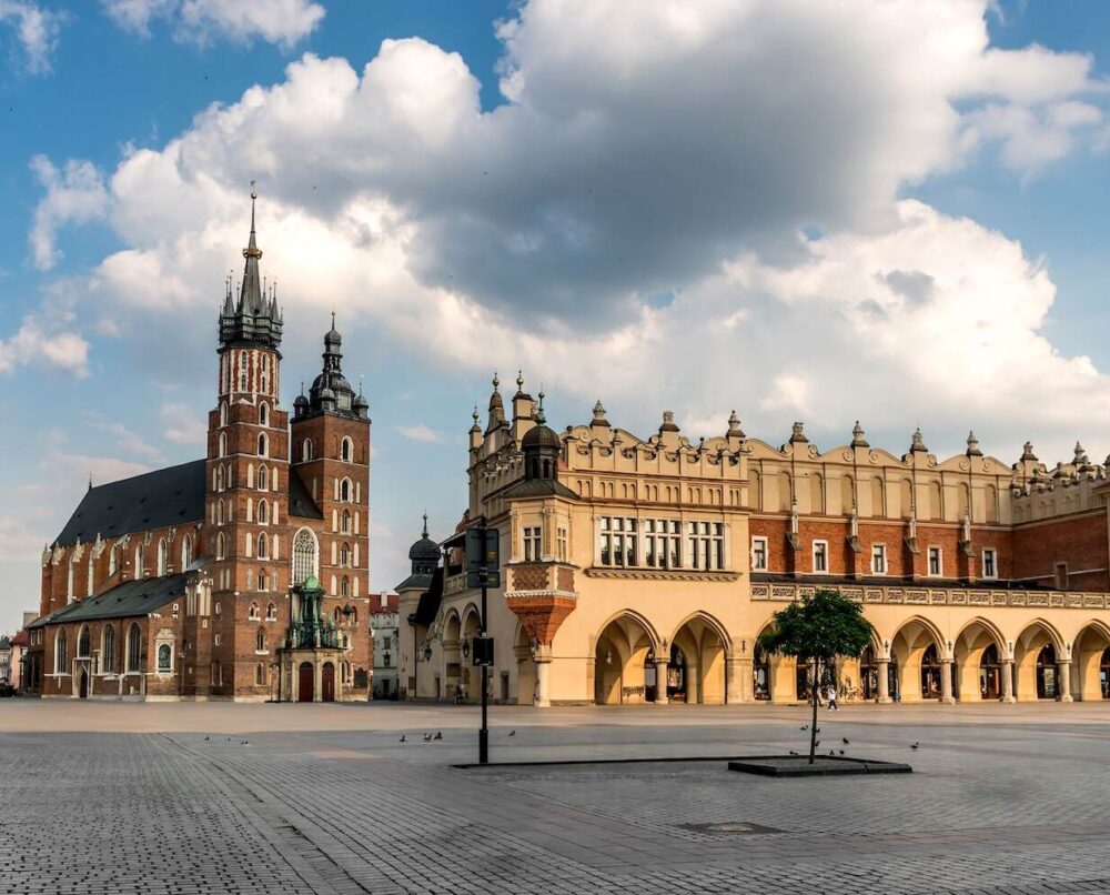 sukiennice krakowskie na rynku blisko kościoła mariackiego
