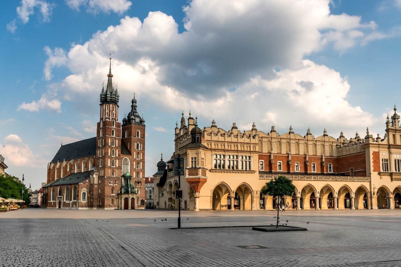 sukiennice krakowskie na rynku blisko kościoła mariackiego