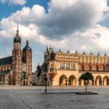 sukiennice krakowskie na rynku blisko kościoła mariackiego