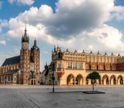 sukiennice krakowskie na rynku blisko kościoła mariackiego