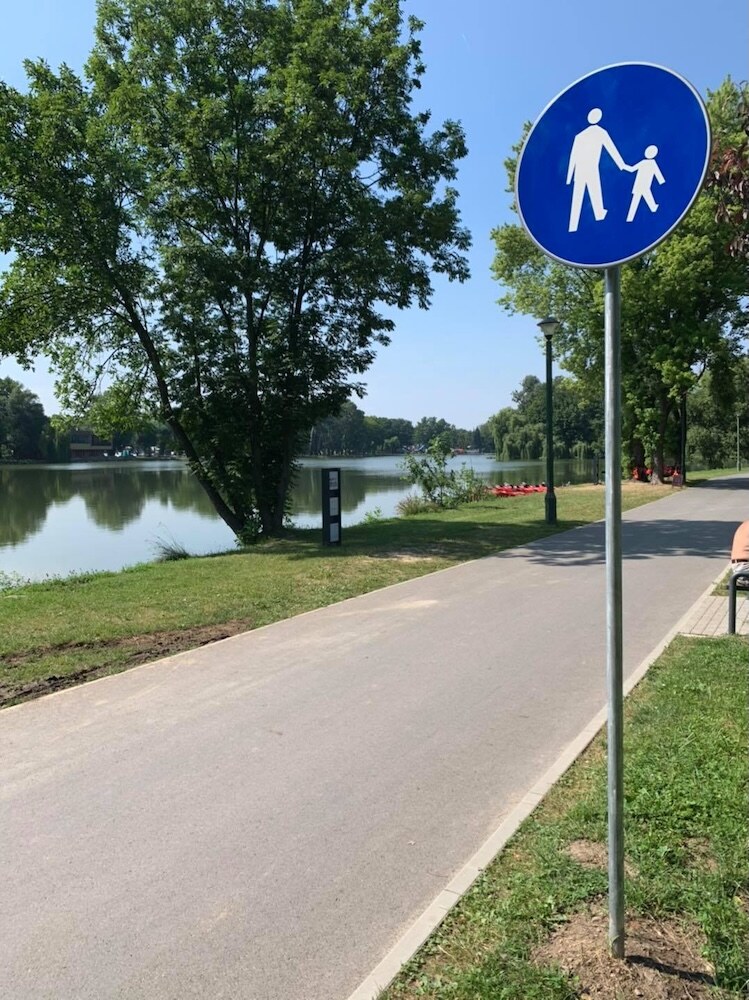 Zalew nowohucki - ścieżka asfaltowa do spacerowania Zalew Nowohucki - ścieżka asfaltowa do spacerowania