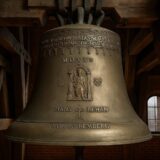 Dzwon Zygmunta z napisami zawieszony w wieży