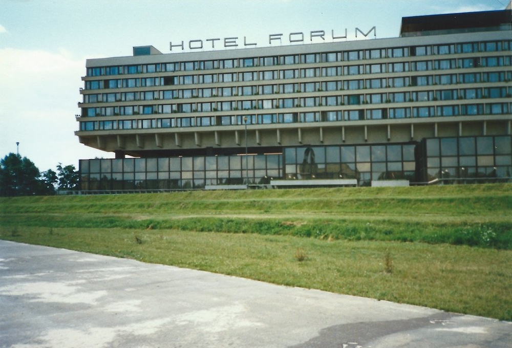 zdjęcie dawnego Hotelu Forum stare zdjęcie Hotelu Forum z szyldem