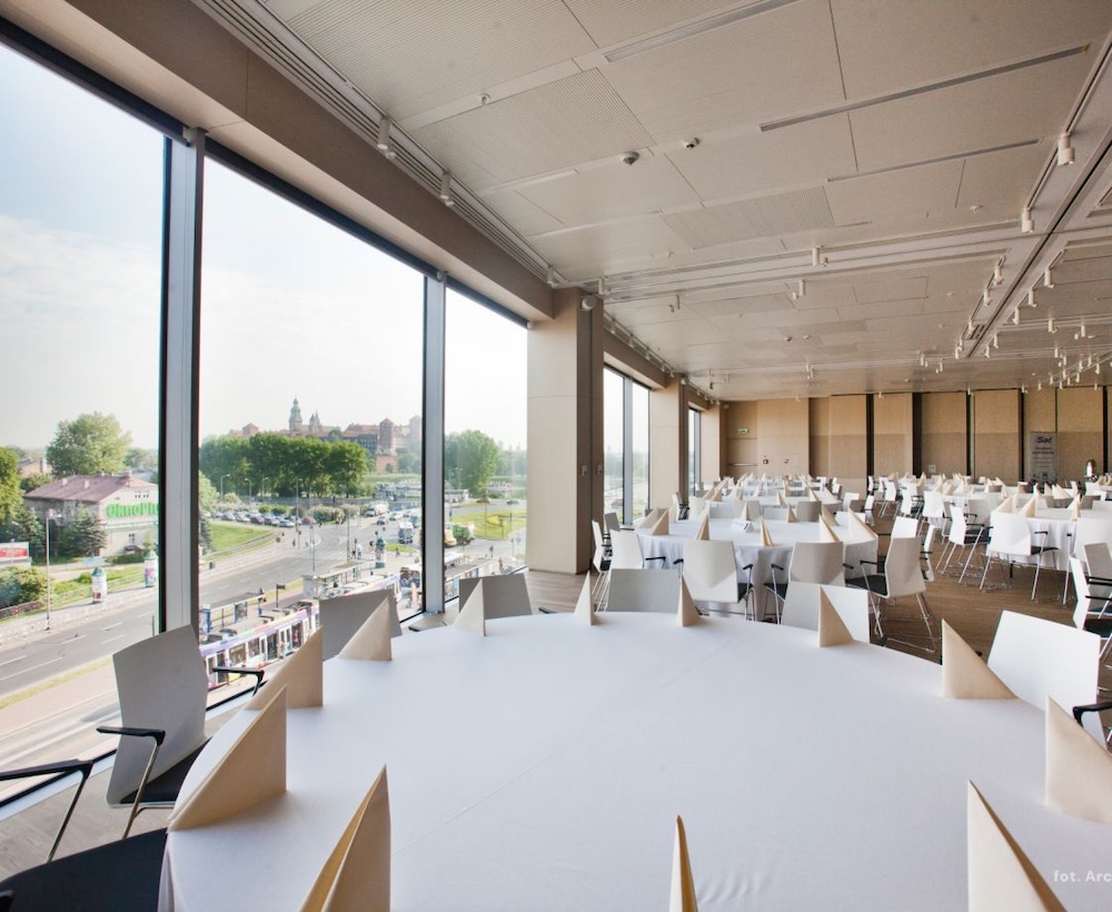 ice kraków - sala konferencyjna z eleganckimi stołami i serwetkami 