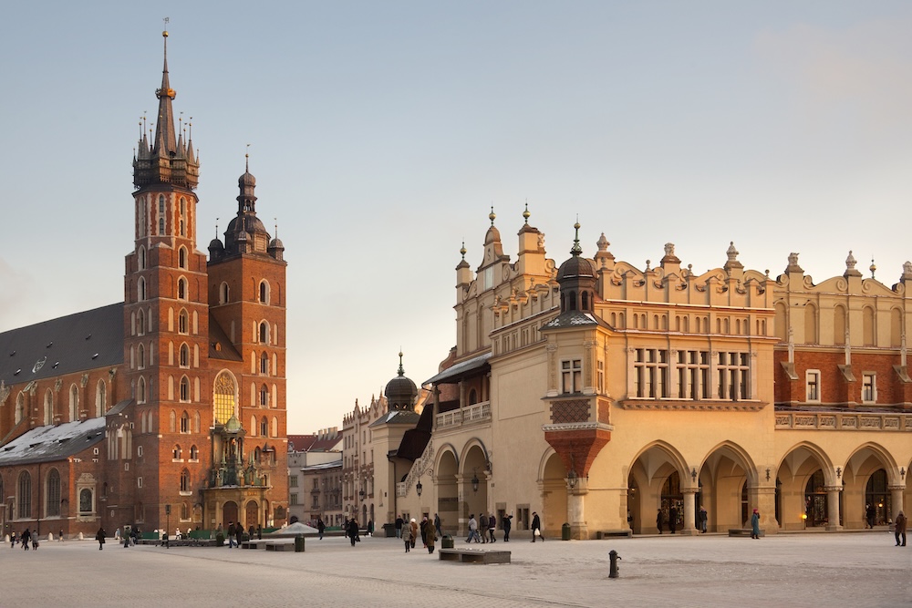 zabytkowe budynki na rynku w Krakowie krakowski rynek - sukiennice i kościół mariacki