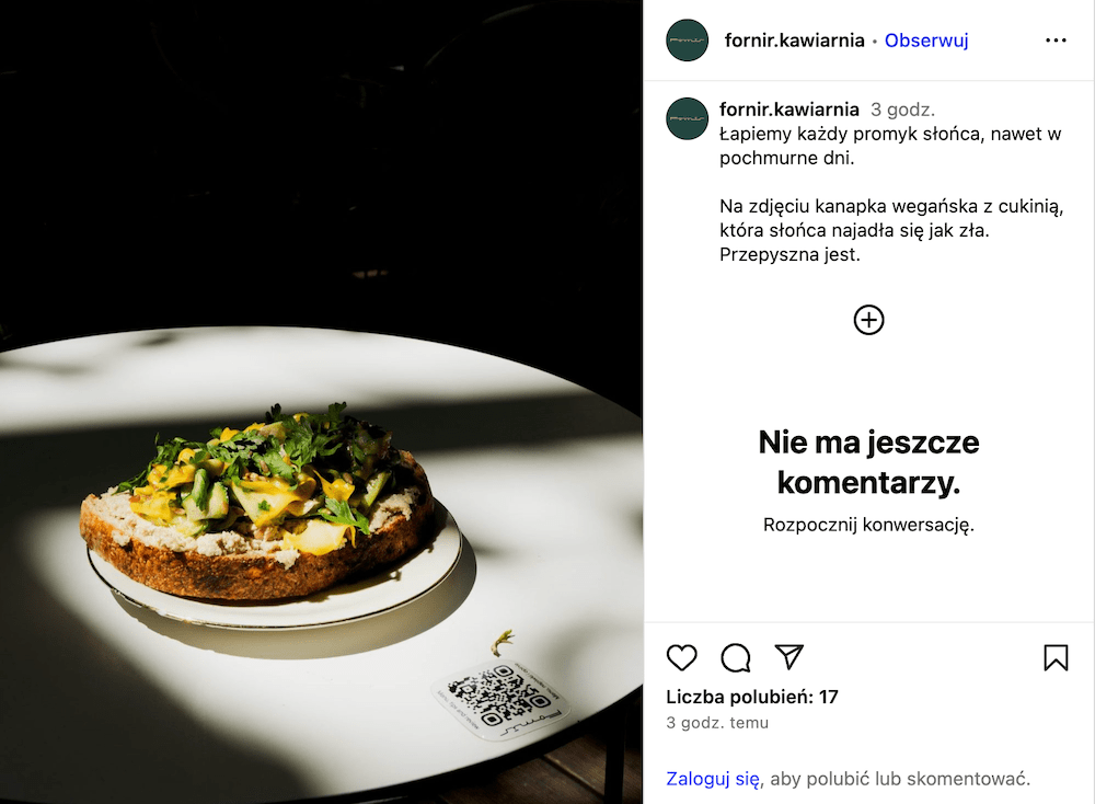 śniadanie Kraków - chleb z dodatkami na talerzu 