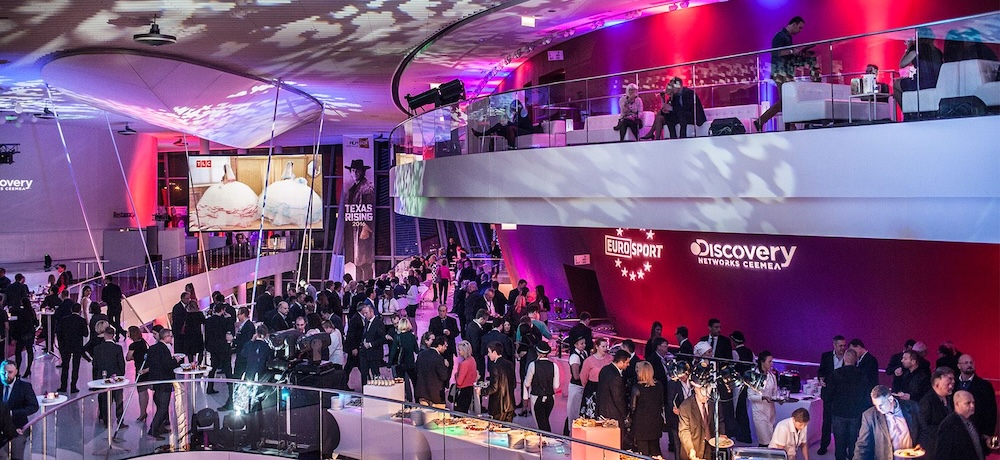 ludzie na wydarzeniu organizowanym przez ICE w Krakowie 