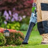 Jaka dmuchawa do liści? Porady i wskazówki