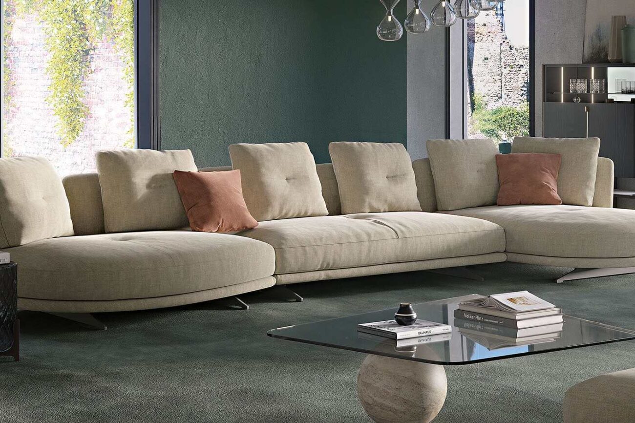 salon z kanapą z poduszkami