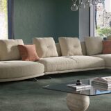 salon z kanapą z poduszkami