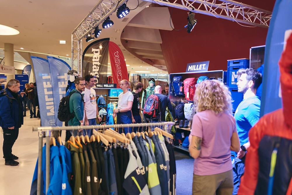 sprzedaż sportowych ubrań i sprzętu na festiwalu sprzedaż i strefa expo na festiwalu