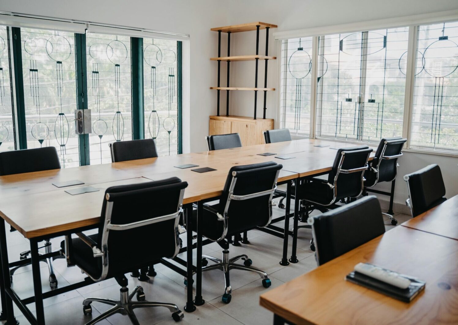 nowoczesne biuro ze stołami i fotelami