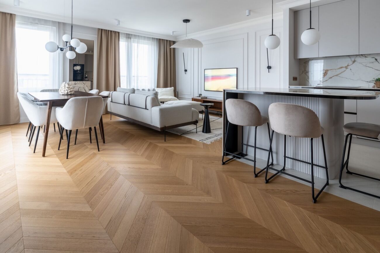 salon i kuchnia z drewnianą podłogą